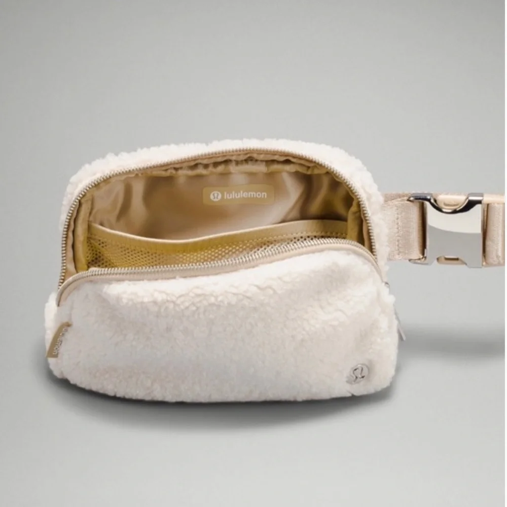 Lululemon Everywhere Belt Bag Fleece in Natural Ivory 1L
